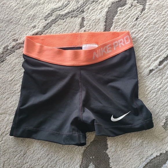 ✔️ Nike Activewear shorts - Picture 1 of 2